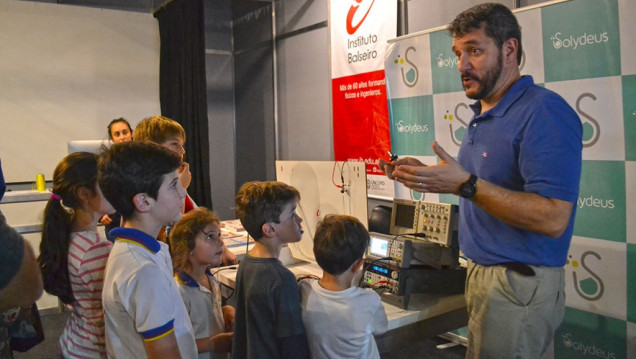 imagen El Balseiro llevó la ciencia a la Feria del Libro