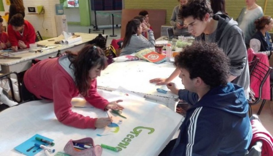 imagen Adolescentes trabajan sobre nuevos hábitos de reciclado