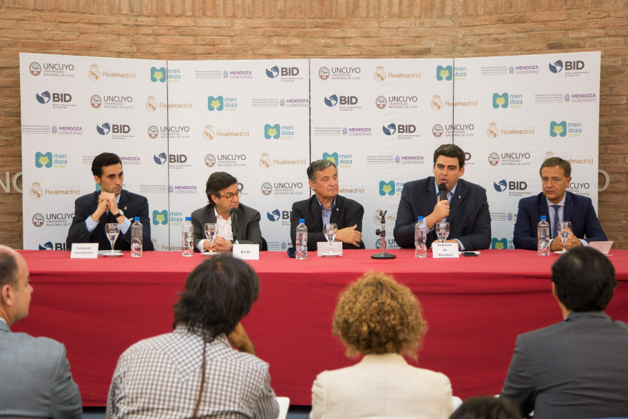 imagen Real Madrid y UNCuyo abrieron una escuela sociodeportiva de fútbol