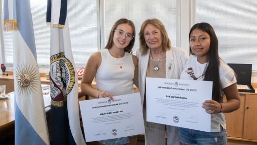 imagen La UNCUYO otorgó un reconocimiento a dos de sus destacadas deportistas
