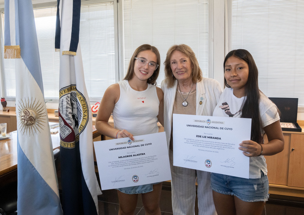 imagen La UNCUYO otorgó un reconocimiento a dos de sus destacadas deportistas