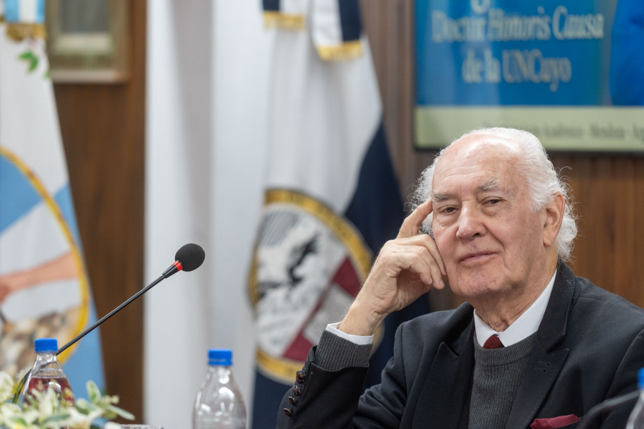 imagen Hugo Francisco Bauzá es Doctor Honoris Causa de la UNCUYO