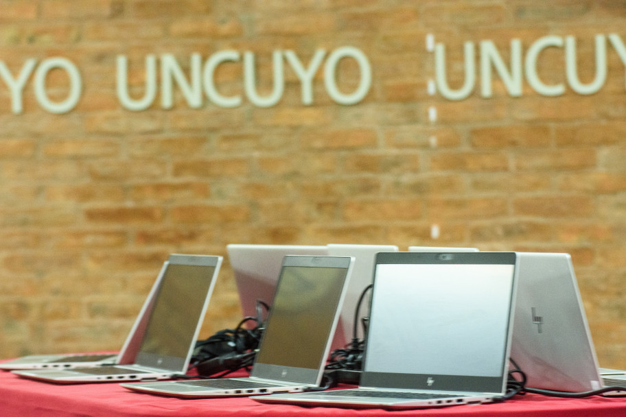 imagen Las bibliotecas de la UNCUYO suman 70 notebooks donadas por PwC Argentina