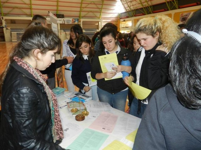 imagen Equipos de universitarios dan a conocer carreras y servicios en zonas rurales