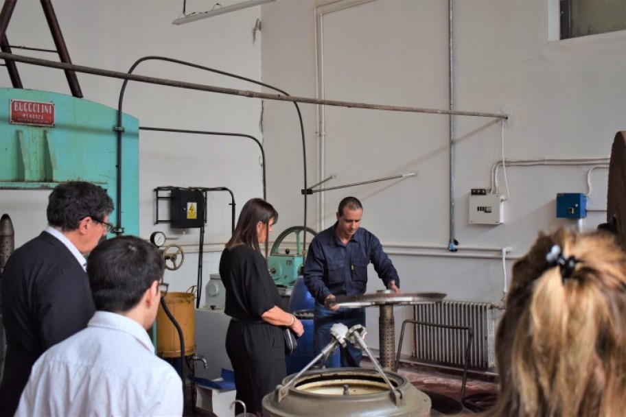 imagen Luján distinguió a la Fábrica de Aceite de Oliva de la UNCUYO