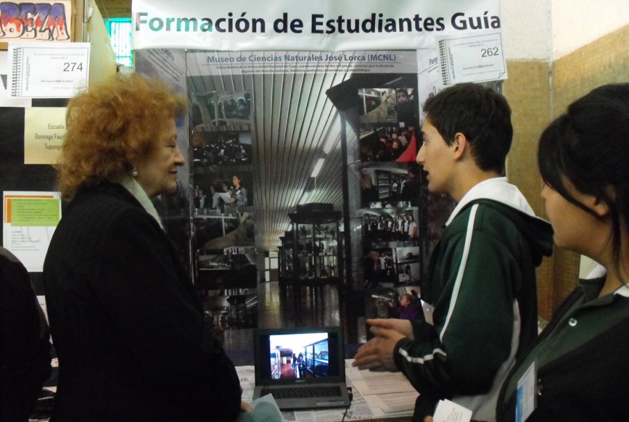 imagen Estudiantes guías del Liceo comparten su experiencia en una Feria de Ciencias