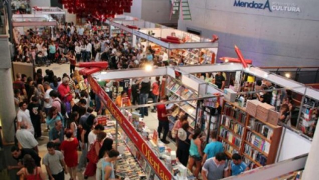 imagen Ediunc en la Feria del Libro de Mendoza