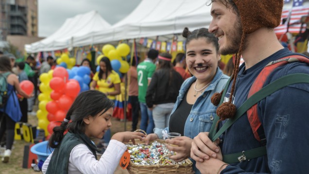 imagen Feria gastronómica y cultural copó la Plaza del Bicentenario