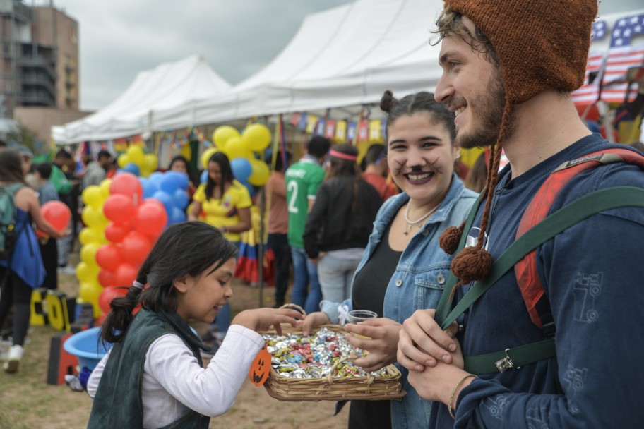 imagen Feria gastronómica y cultural copó la Plaza del Bicentenario