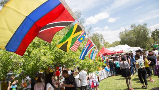 imagen Despliegue de comidas y bailes en una Feria estudiantil