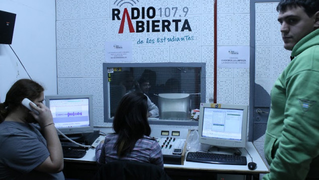 imagen Estudiantes de radio escuela a la TV con el Bahiano