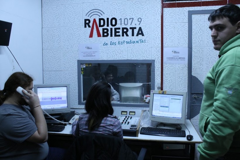 imagen Estudiantes de radio escuela a la TV con el Bahiano