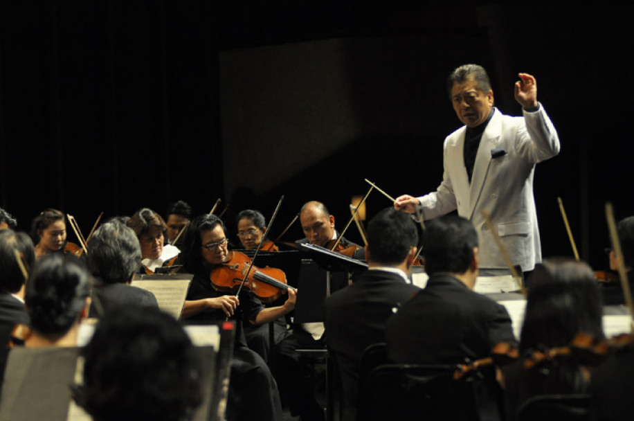 imagen La Orquesta con pianista inglés y batuta japonesa