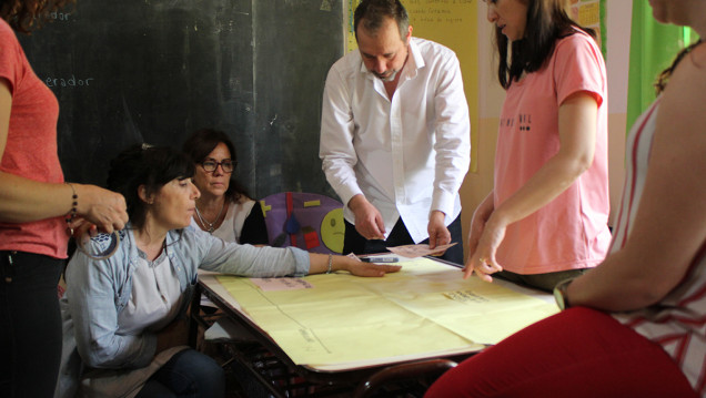 imagen Trabajan proyecto de huerta agroecológica en una escuela rural