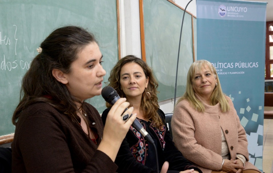 imagen De izquierda a derecha: Silvia Anfuso, Fernanda Bernabé y Mónica Castilla durante la apertura del ciclo de charlas 