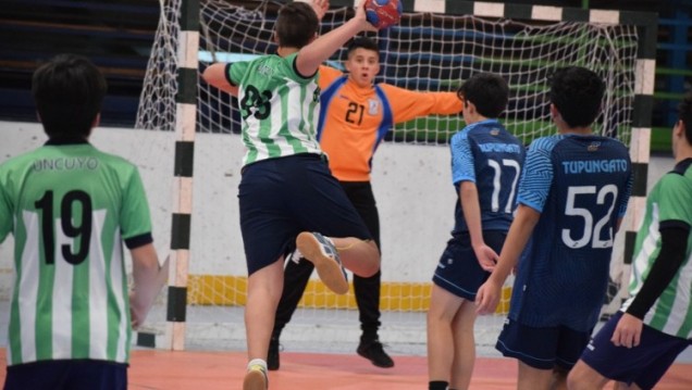 imagen Jóvenes deportistas compiten en el Nacional de Clubes de Handball