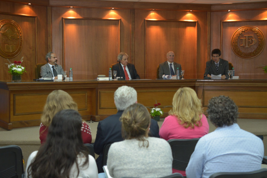 imagen Honoris Causa para Atienza por sus aportes a la Filosofía del Derecho