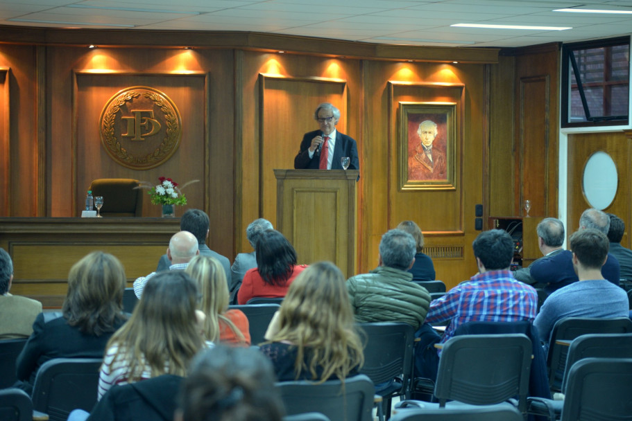 imagen Honoris Causa para Atienza por sus aportes a la Filosofía del Derecho