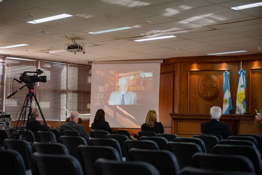 imagen Distinguieron con Doctorado Honoris Causa a Natalio Botana