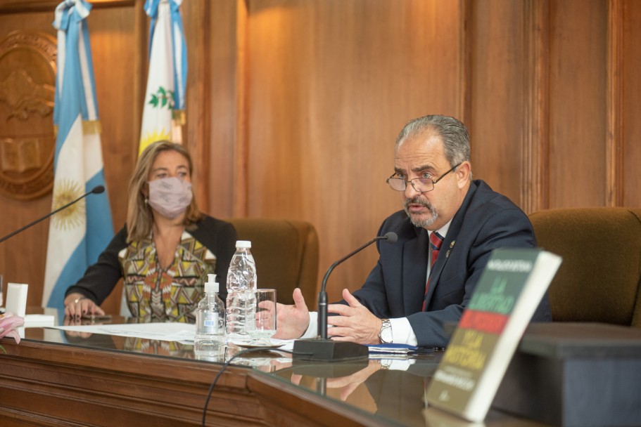 imagen Distinguieron con Doctorado Honoris Causa a Natalio Botana