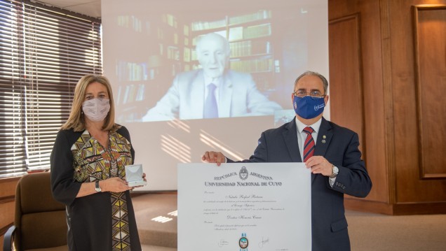 imagen Distinguieron con Doctorado Honoris Causa a Natalio Botana