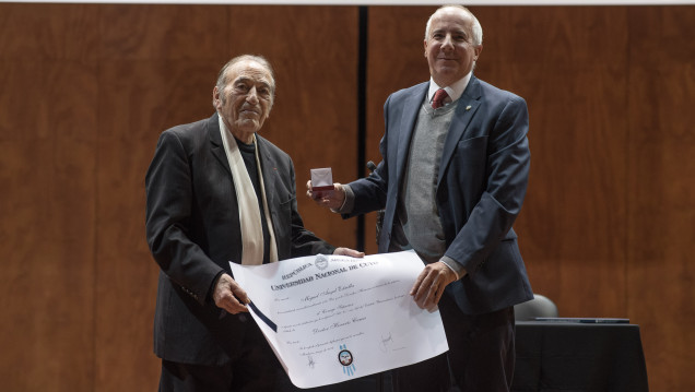 imagen El pianista Miguel Ángel Estrella recibió el Honoris Causa de la UNCUYO