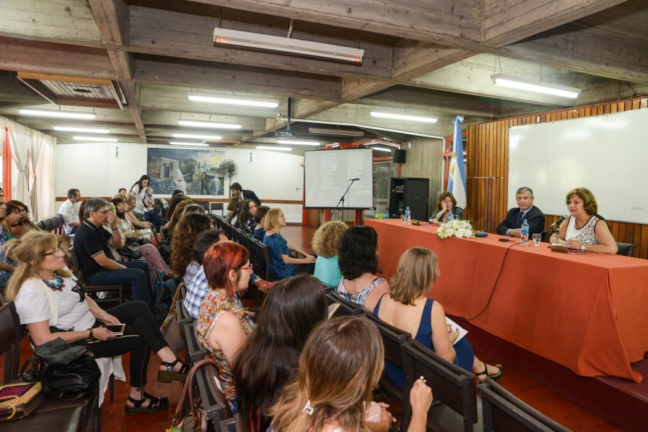 imagen Analista institucional en educación, nueva Doctora Honoris Causa