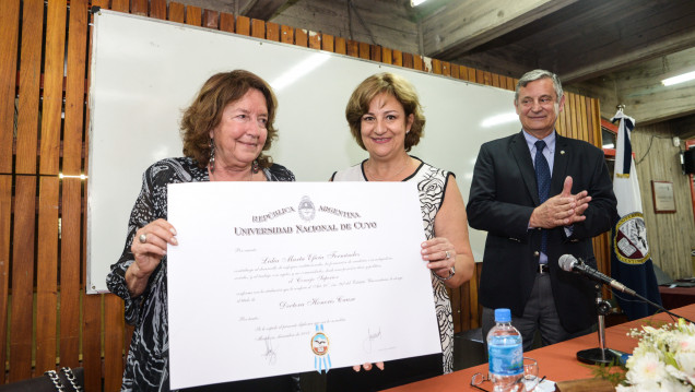 imagen Analista institucional en educación, nueva Doctora Honoris Causa