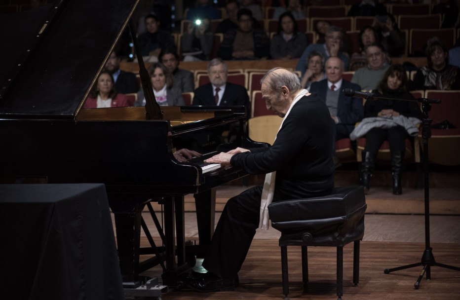 imagen El pianista Miguel Ángel Estrella recibió el Honoris Causa de la UNCUYO