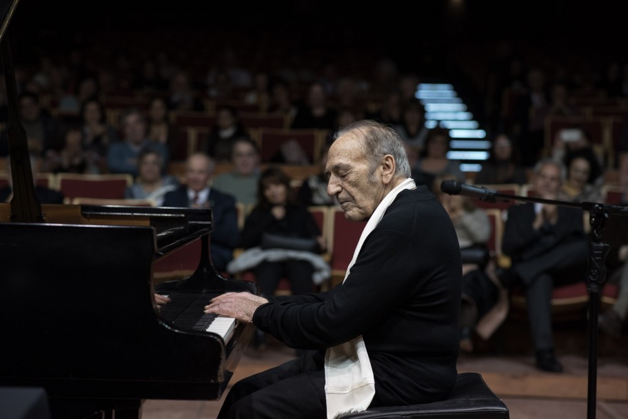 imagen El pianista Miguel Ángel Estrella recibió el Honoris Causa de la UNCUYO