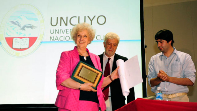 imagen Estela de Carlotto recibió su noveno Doctorado Honoris Causa en la UNCuyo