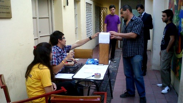 imagen Universitarios detenidos votan para Centros de Estudiantes de sus facultades