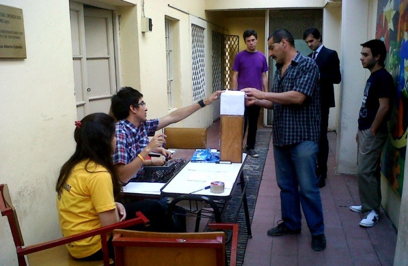 imagen Universitarios detenidos votan para Centros de Estudiantes de sus facultades