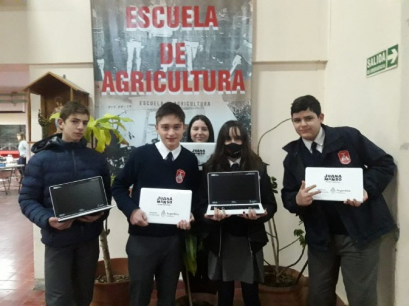 imagen Entregan netbooks en las escuelas secundarias de la UNCUYO