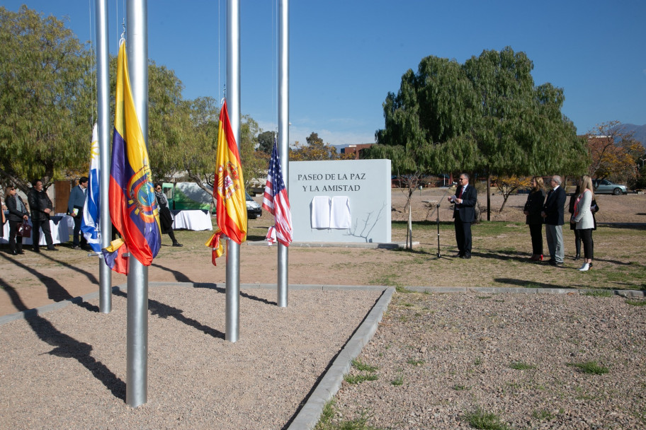 imagen Inauguraron un Paseo que reivindica los lazos entre naciones