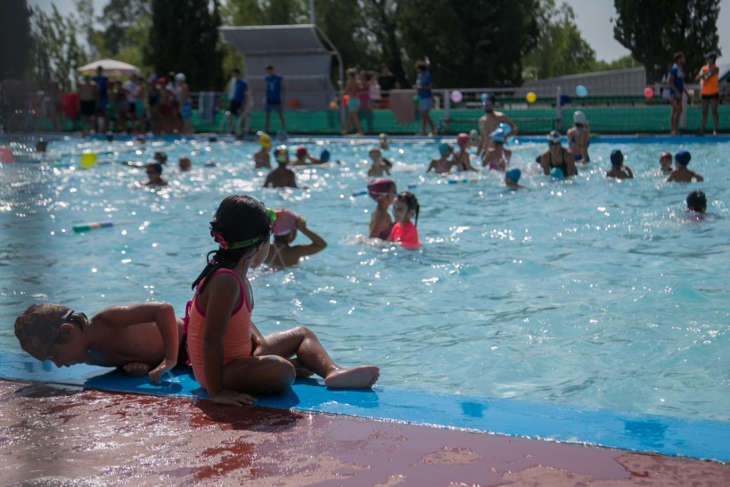 imagen Clásico del verano: nadan en la UNCUYO por una causa solidaria