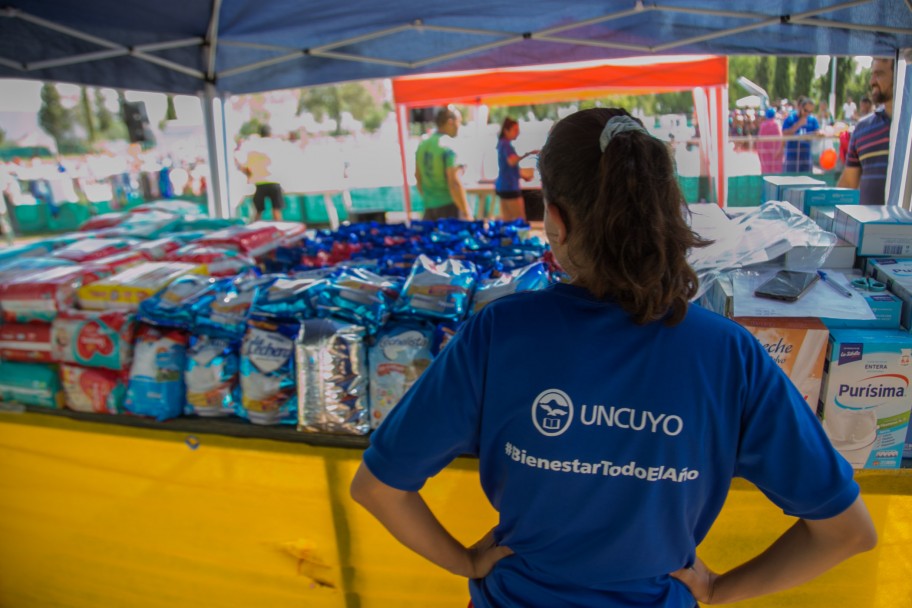 imagen Nadaron 3 mil metros por una causa solidaria