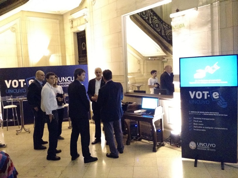 imagen La UNCUYO exhibe su sistema de voto electrónico en la muestra “La elección de la República”, en el Archivo General de la Nación.