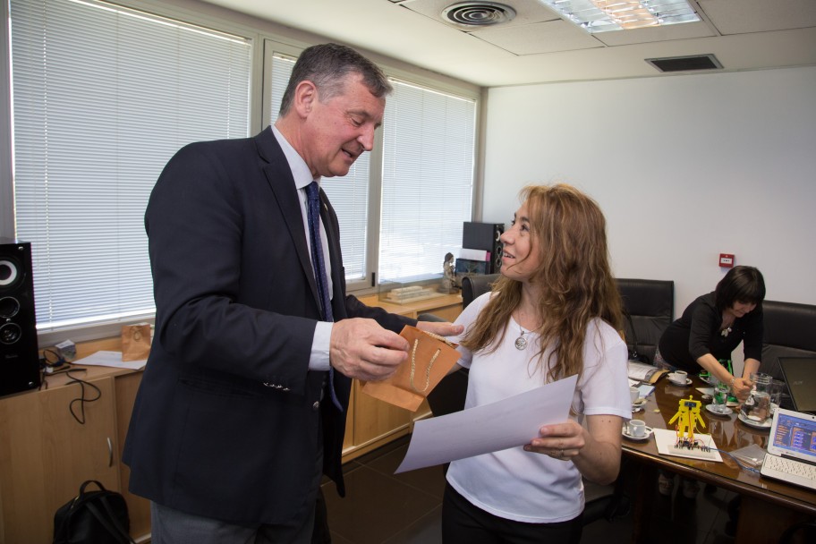 imagen Pizzi felicitó a estudiantes premiados en muestra de ciencia en Brasil