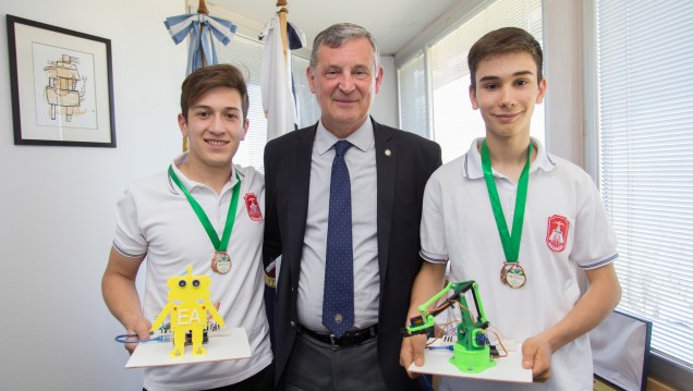 imagen Pizzi felicitó a estudiantes premiados en muestra de ciencia en Brasil