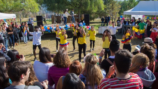 imagen Desfile de sabores y bailes internacionales en una feria estudiantil 