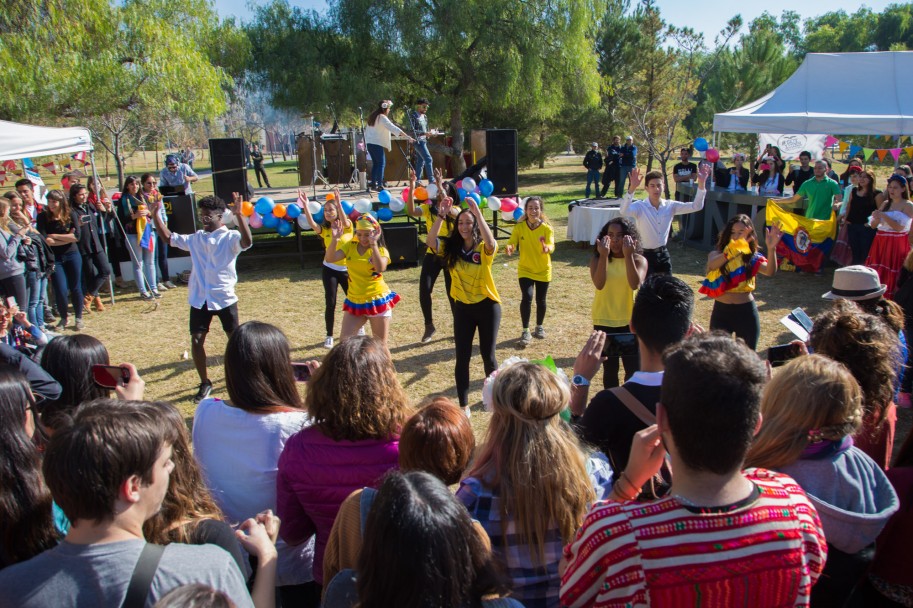 imagen Desfile de sabores y bailes internacionales en una feria estudiantil 