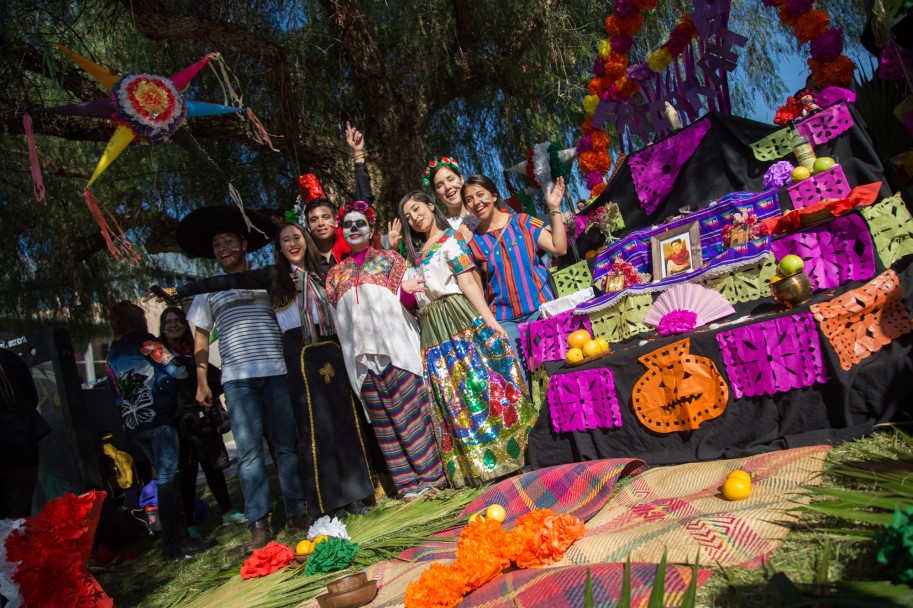 imagen Desfile de sabores y bailes internacionales en una feria estudiantil 