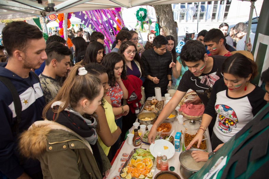 imagen Desfile de sabores y bailes internacionales en una feria estudiantil 