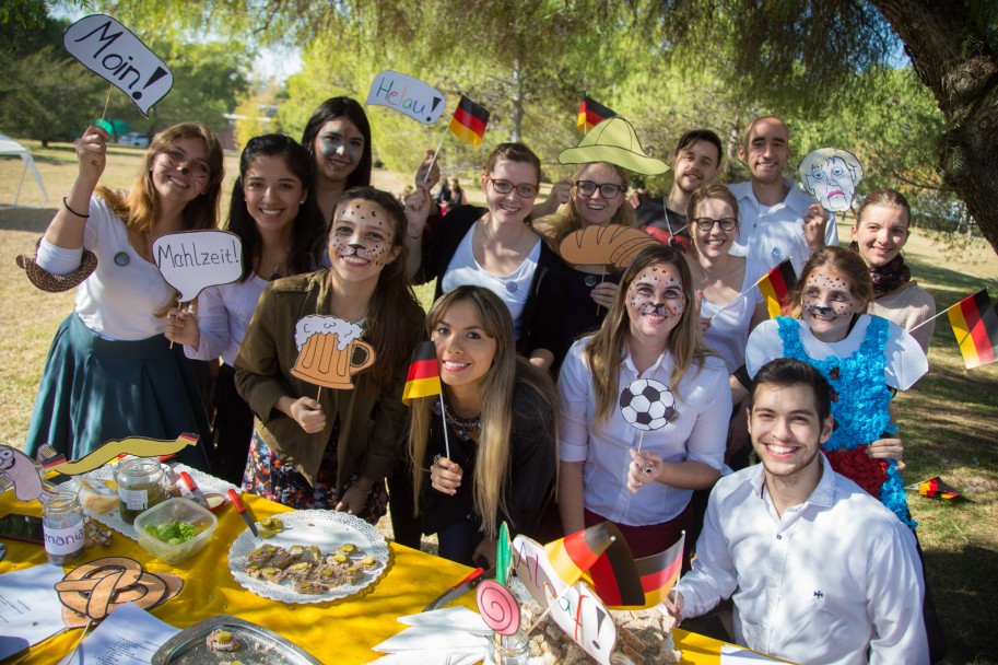 imagen Desfile de sabores y bailes internacionales en una feria estudiantil 