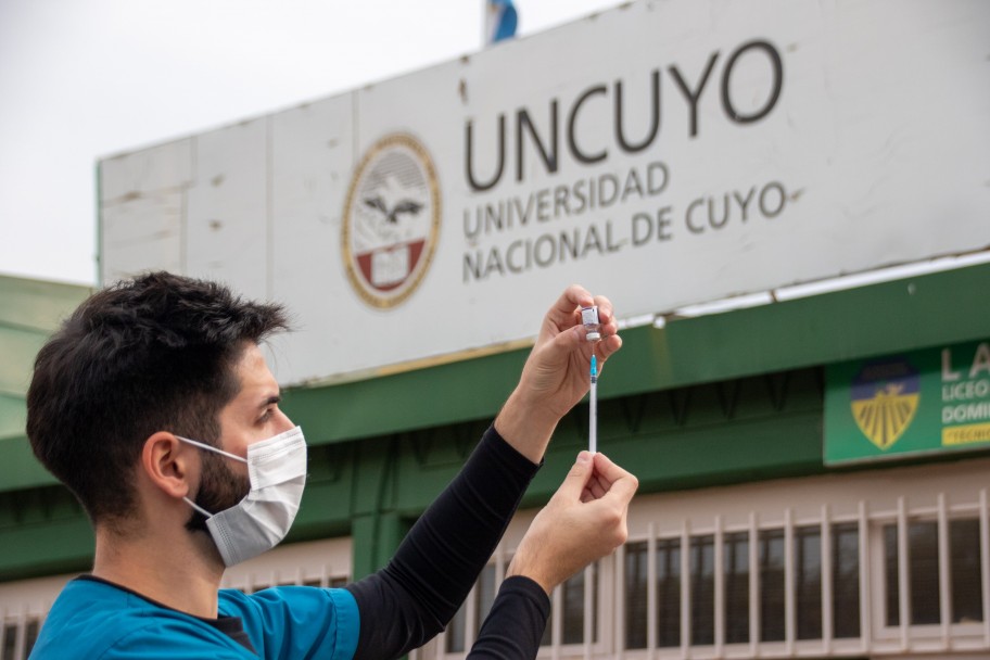 imagen Más de 1000 estudiantes de las escuelas secundarias de la UNCUYO recibieron la vacuna anti-COVID-19