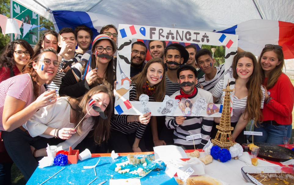 imagen Desfile de sabores y bailes internacionales en una feria estudiantil 