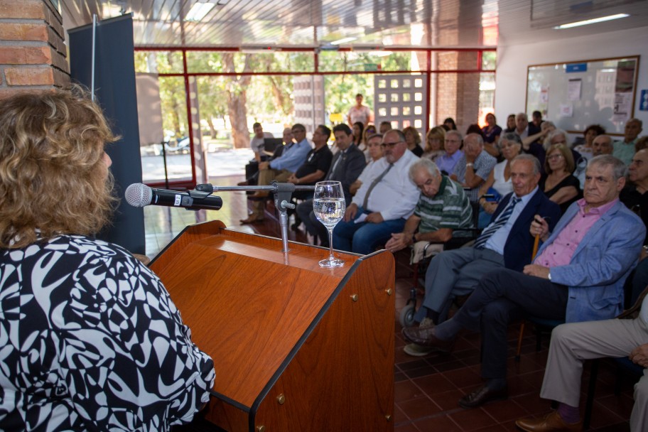 imagen Ingeniería reconoció con una placa a egresados recibidos en San Juan