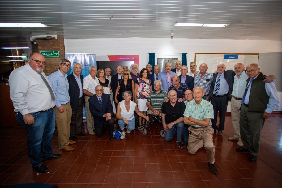 imagen Ingeniería reconoció con una placa a egresados recibidos en San Juan