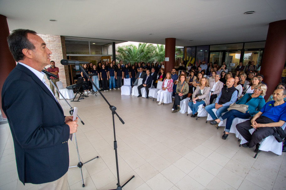 imagen La memoria sigue viva: la UNCUYO plantó eucaliptos para recordar a dos estudiantes